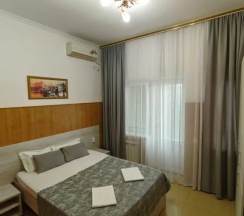 Двухместный номер Standard с балконом и с красивым видом из окна двуспальная кровать в Тихий домик