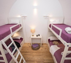 Кровать в общем номере с красивым видом из окна в Lost Inn Lisbon Hostel