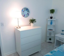 Коттедж с 2 комнатами в Private designer 8 room art getaway 2 Br-2Ba Full Kitchen Barbecue Patio 2min to beach