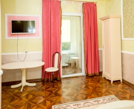 Двухместный полулюкс с балконом и с красивым видом из окна двуспальная кровать в Льгов