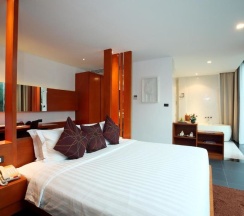 Двухместный люкс с видом на море двуспальная кровать в La Flora Resort Patong