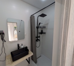 Трехместный Люкс на 3-м этаже с балконом и видом на море и горы в Агава