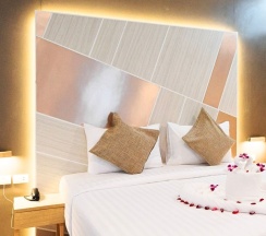 Люкс с балконом в La Vista Patong Hotel