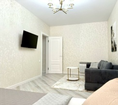 Современная студия с панорамными окнами и видом на озеро в Как Дома 05