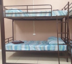 Кровать в 8-местном общем мужском номере в Сити-В