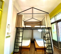Кровать в общем номере с балконом в Bayhouse Hostel Penghu