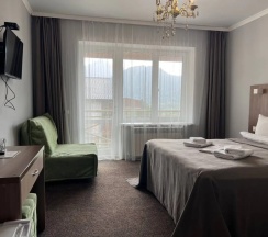 Двухместный номер Standard с балконом и с видом на горы двуспальная кровать в Шатун