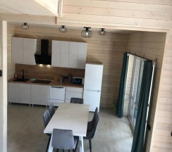 Коттедж с 3 комнатами с балконом и с красивым видом из окна в Лазурный берег