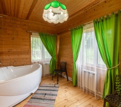 Шестиместный коттедж Боярский с балконом в Ателика Улиткино