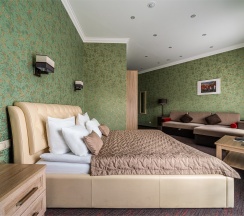 Полулюкс с двуспальной кроватью и диваном в Kravt Sadovaya Hotel