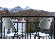 Супериор двухместный с 2 раздельными кроватями с балконом с видом на реку в Парк Отель Фристайл Роза Хутор AZIMUT