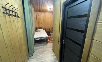 Номер стандарт с 1 односпальной кроватью и 1 двухъярусной кроватью в Экосфера