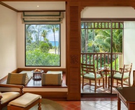 Двухместный номер Guest с балконом и with garden/partial sea view двуспальная кровать в JW Marriott Phuket Resort & Spa