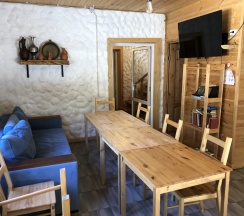 Коттедж с балконом и с красивым видом из окна в Events place