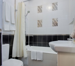 Улучшенный семейный номер с 1 двуспальной кроватью и раскладным диваном в Парк-отель