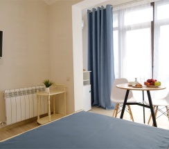 Студия Панорамная с балконом, мини кухней и видом на город и зелёную зону в Амбассадор