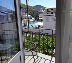 Двухместный номер Superior с балконом двуспальная кровать в Дуэт