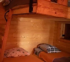 Кровать в общем номере в Усадьба Гирвас