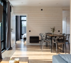 Коттедж с двумя спальнями, купелью и баней в Black Village Family