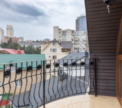 Люкс с балконом с видом на город в Golden House