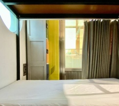 Кровать в общем номере с балконом в Bayhouse Hostel Penghu
