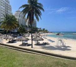 Апартаменты в Hospitality Expert F32 Beach front Pool & Chef