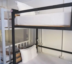 Кровать в общем номере в Frog House Bed & Breakfast