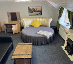 Двухуровневый люкс на мансарде в Шатун