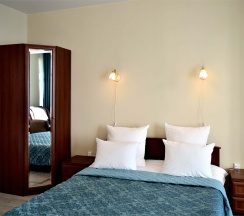 №1. Семейный номер с двуспальной кроватью, диваном и видом на Байкал в Прибой