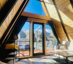 Шале с красивым видом из окна в Апартаменты Pyramid Kazbegi