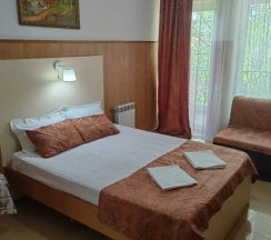 Четырёхместный номер Standard с балконом и с красивым видом из окна в Тихий домик