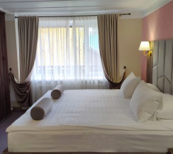 Номер "Джуниор Сюит" в Золотой пляж