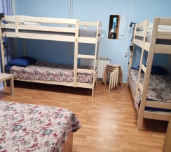 Кровать в общем номере в Зима