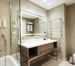 Номер "Делюкс" с двумя раздельными кроватями в Кортъярд Марриотт Сочи Красная Поляна