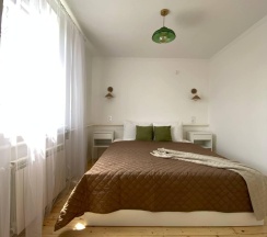 Коттедж улучшенный с 2 односпальными и 2 двуспальными кроватями в Гостевой дом