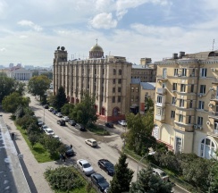 Двухместные апартаменты с балконом и с красивым видом из окна (двуспальная кровать) в Квартира в пешей доступности до Центральной набережной Ж/Д вокзала МАКрент