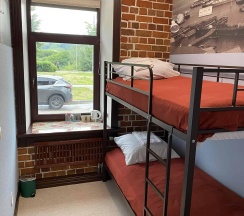 Кровать в 2-местном общем номере №4 в Стрежень