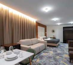 Апартаменты люкс с балконом для 5 гостей в V Hotel&Rooftop lounge