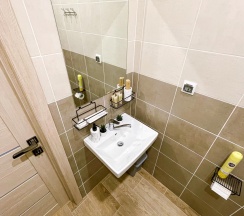 Номер делюкс семейный с 1 односпальной и 1 двуспальной кроватью (с балконом) в Pallada