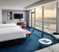 Четырёхместный полулюкс с балконом и oceanfront в Fontainebleau Miami Beach