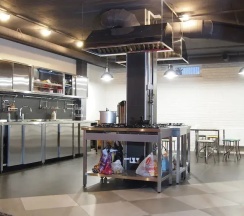 Кровать в общем номере (мужской номер) в Opaliha Loft rooms