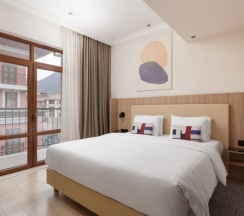 Люкс "Гранд" (Апартамент с 1 спальней) в Кортъярд Марриотт Сочи Красная Поляна