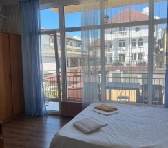 Комната улучшенная с 1 односпальной и 1 двуспальной кроватью в Марлита