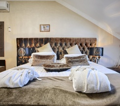 Двухместный номер 24D Deluxe Мансарда с балконом и с видом на море двуспальная кровать в Exclusive Hotel&Apartments