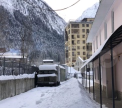 Кровать в общем номере с красивым видом из окна в Атлантида