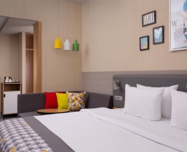 Делюкс с 1 кроватью king-size (200*200) и раскладывающимся диваном в Holiday Inn Perm
