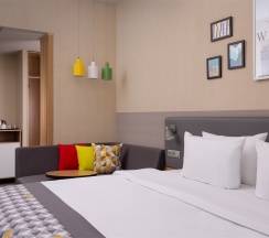 Делюкс с 1 кроватью king-size (200*200) и раскладывающимся диваном в Holiday Inn Perm