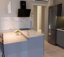 Люкс с отдельной спальней и балконом (вид на горы) в The white residence