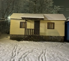 Двухместный номер эконом-класса с 2 односпальными кроватями и общей ванной комнатой в Лотос