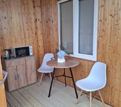 Четырёхместный Домик с балконом и с красивым видом из окна в У Кристины